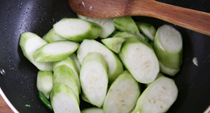 11、虾滑丝瓜鲜汤,放入丝瓜片翻炒到丝瓜变软