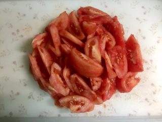 4、快手暖胃番茄火锅,然后把番茄切滚刀块。