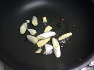 6、快手暖胃番茄火锅,放入大葱断和姜片煸炒出香味。