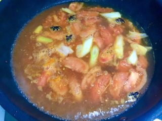 9、快手暖胃番茄火锅,倒入六碗热水，烧开。