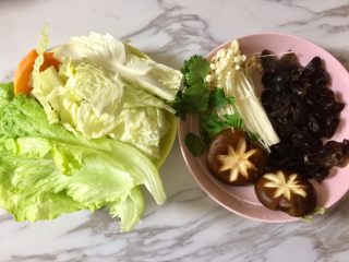 12、快手暖胃番茄火锅,这是在盒马鲜生买的火锅菜A套餐，很方便，把套餐里的各种食材洗干净。