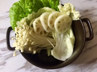 15、快手暖胃番茄火锅, 再码入藕片。