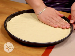 16、金枪鱼披萨，味道鲜美，馅料十足,从中心向四周推，四周的边要比中心高一点