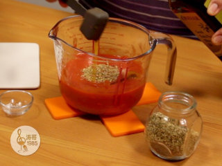 22、金枪鱼披萨，味道鲜美，馅料十足,最后加入特级初榨橄榄油后搅拌均匀备用