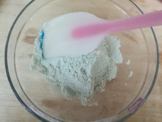 2、海洋之星——意式马卡龙,中间挖坑放入蛋白,盖住。