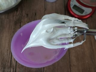 5、海洋之星——意式马卡龙,糖水煮到118度,慢慢呈线状加入到蛋白内,打蛋器开高速打发至尾状,如图。