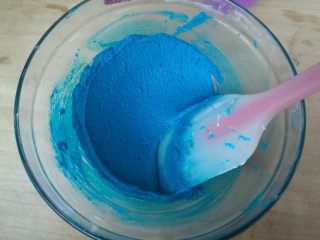 7、海洋之星——意式马卡龙,取三分之一打发好的蛋白到TPT,压拌均匀。