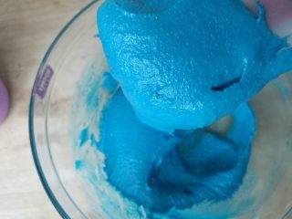 8、海洋之星——意式马卡龙,再取三分之一蛋白翻拌均匀。