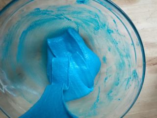 9、海洋之星——意式马卡龙,再加入剩下的三分之一蛋白,飘带拌,注意最后一拌手法轻柔。图中是拌好的状态。