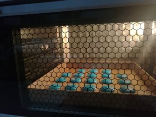 12、海洋之星——意式马卡龙,烤箱预热上下火160度。晾皮至不粘手状态,送入预热好的烤箱,以上下火160度烘烤15分钟即可。(温度和时间仅供参考,具体根据自己烤箱调整)