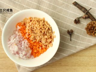 3、苦瓜酿土豆泥,将火腿、胡萝卜和洋葱切碎放入碗中备用，营养搭配，干活不累
