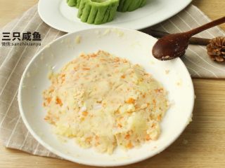 6、苦瓜酿土豆泥,取出事先准备好的洋葱、火腿胡萝卜块放入土豆泥中搅拌混合