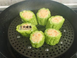 8、苦瓜酿土豆泥,填充好的苦瓜放入蒸锅中蒸15-20分钟（尽量蒸久会儿，不然苦瓜会稍硬）