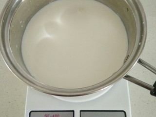 2、酸奶酪,称出700克牛奶。
