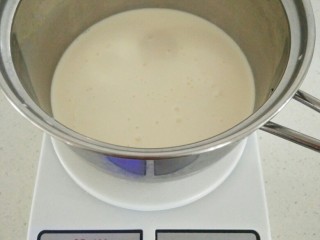 4、酸奶酪,300克淡奶油。