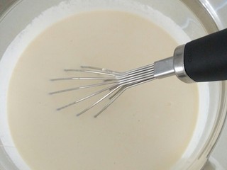 11、酸奶酪,搅拌均匀。