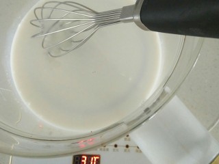 8、酸奶酪,这时再搅拌一下，养生壶可以适当的加热，搅拌至砂糖全部融化。加热温度不要超过45度。否则，会破坏发酵剂的效果。