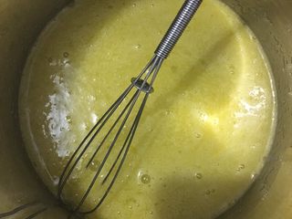 2、日式豆乳盒子,烤蛋糕的时候可以制作豆乳。鸡蛋加40g白砂糖打匀，