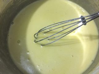 3、日式豆乳盒子,然后加25g淀粉打匀