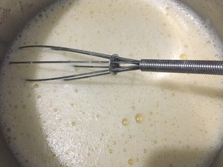 4、日式豆乳盒子,再分次加200g现磨豆浆打匀