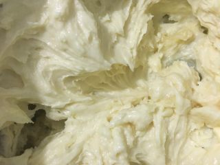 6、日式豆乳盒子,然后和奶油奶酪混合用打蛋器打匀，豆乳就完成了