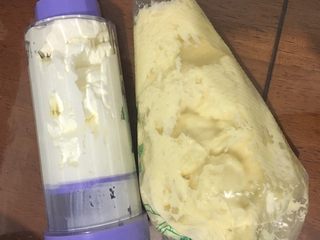 8、日式豆乳盒子,奶油和豆乳放在裱花袋或裱花桶里，选择圆嘴，裱花袋剪开一个口就行