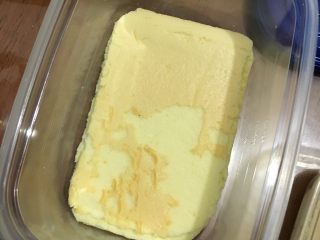 9、日式豆乳盒子,蛋糕裁成盒子大小的形状，底层放一片