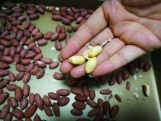 1、花生酥, 生花生放入烤箱170°烤10分钟左右。放凉变的酥脆,用手捻掉红衣。