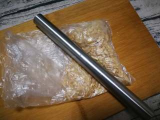 3、花生酥,用擀面杖轻轻敲碎,再擀碎,也可以用蒜臼子捣碎。不用压特别碎,我喜欢留一些颗粒状的更好吃。