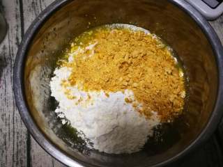 7、花生酥,倒入花生碎,用刮刀慢慢拌匀。