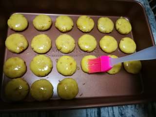 10、花生酥,刷上蛋液