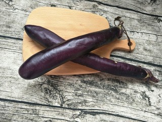 3、肉末茄子,准备两个茄子