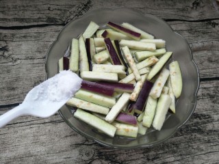 5、肉末茄子,加一些盐