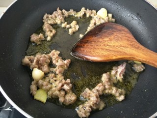 13、肉末茄子,肉末炒香
