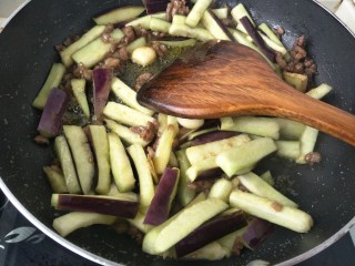 17、肉末茄子,开中火翻炒