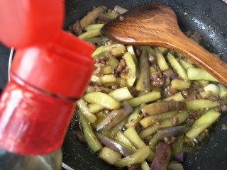 19、肉末茄子,接着加老抽