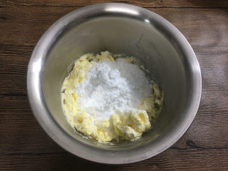 2、蔓越莓曲奇饼干,将糖粉放入软化好的黄油中。