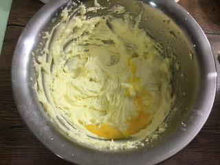 4、蔓越莓曲奇饼干,分3次加入蛋液，每次加入都搅拌均匀再加入下一次。