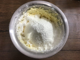 6、蔓越莓曲奇饼干,筛入低粉。