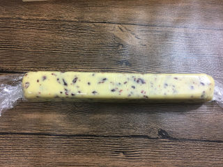 10、蔓越莓曲奇饼干,从模具中倒扣出来，蔓越莓饼干的形状就整好。