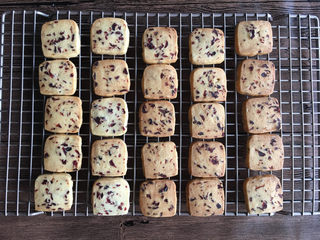 15、蔓越莓曲奇饼干,烘烤结束后取出放在晾网上晾凉。