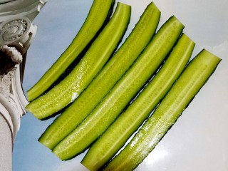 3、独家配方哦！清脆爽口，超美味下饭的腌黄瓜,用菜刀从中间切开