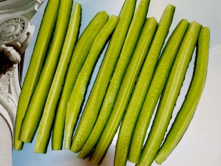 4、独家配方哦！清脆爽口，超美味下饭的腌黄瓜,每根黄瓜均匀切成四条备用