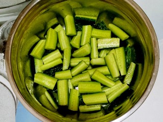 5、独家配方哦！清脆爽口，超美味下饭的腌黄瓜,把切成条的黄瓜切段，两指节长度就可以
