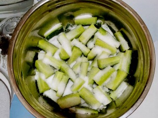 6、独家配方哦！清脆爽口，超美味下饭的腌黄瓜,撒上100g盐