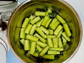 7、独家配方哦！清脆爽口，超美味下饭的腌黄瓜,抓匀腌制一晚上