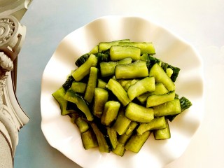 9、独家配方哦！清脆爽口，超美味下饭的腌黄瓜,把腌制好的黄瓜段用清水洗一遍备用（因为前一天晚上撒了很多盐来腌制，如果这个步骤不清洗黄瓜段，后期做好的腌黄瓜会很咸）