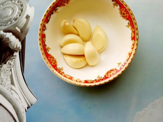 10、独家配方哦！清脆爽口，超美味下饭的腌黄瓜,剥七瓣蒜洗净备用