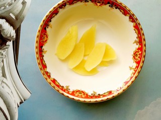 12、独家配方哦！清脆爽口，超美味下饭的腌黄瓜,姜去皮后切七片备用