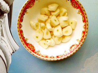 13、独家配方哦！清脆爽口，超美味下饭的腌黄瓜,把洗净的蒜切5毫米宽的厚片备用